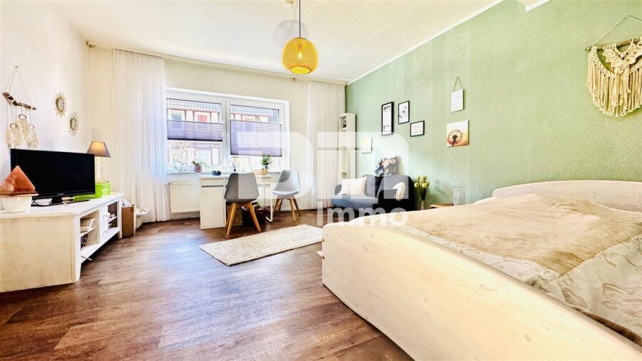 Wohnensemble mit Platz für Visionen: Saniertes Fachwerkhaus / Scheune + Halle mit Paddock - Gebäude 1 EG Schlafzimmer